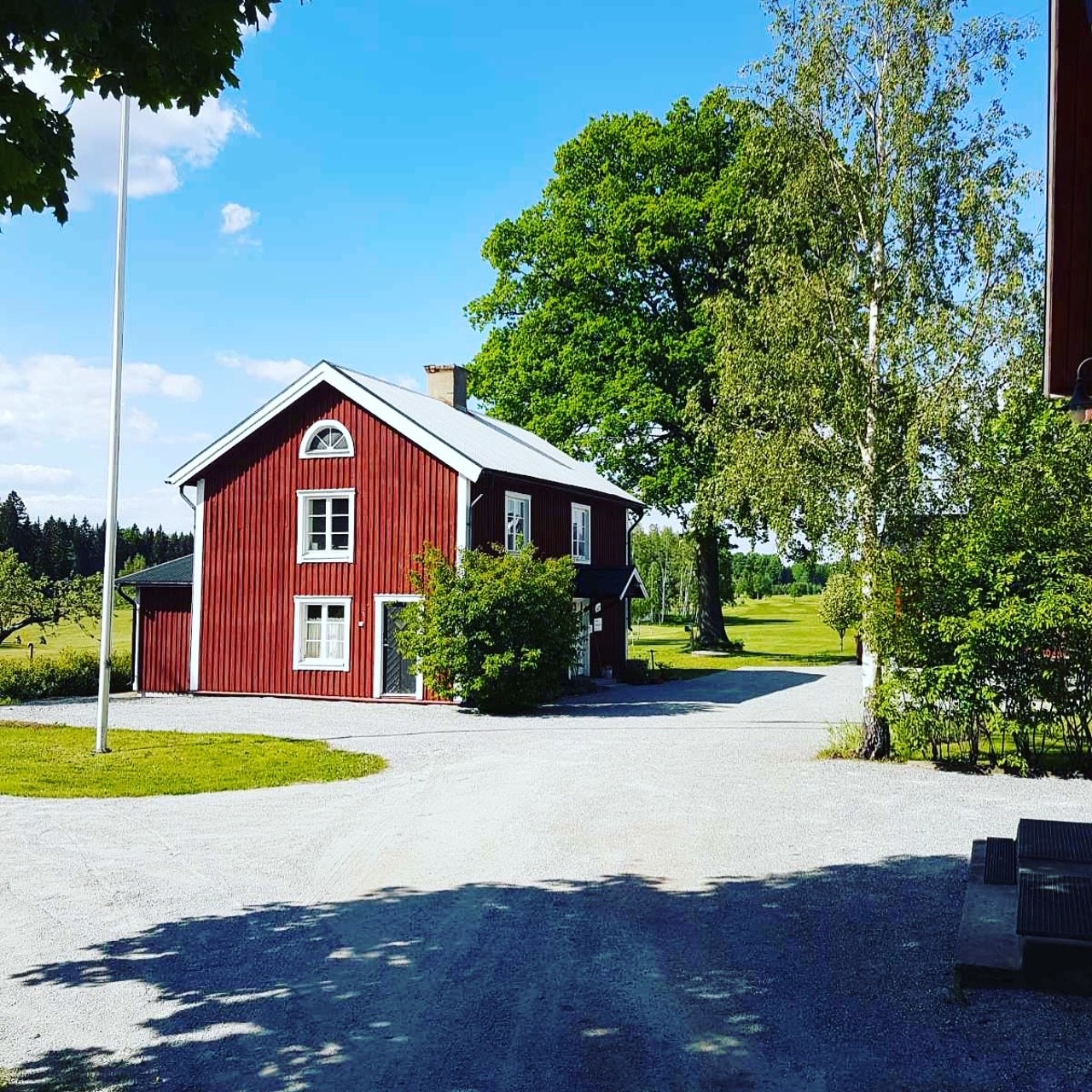 Nu målar vi om kanslihuset! Kårsta GK